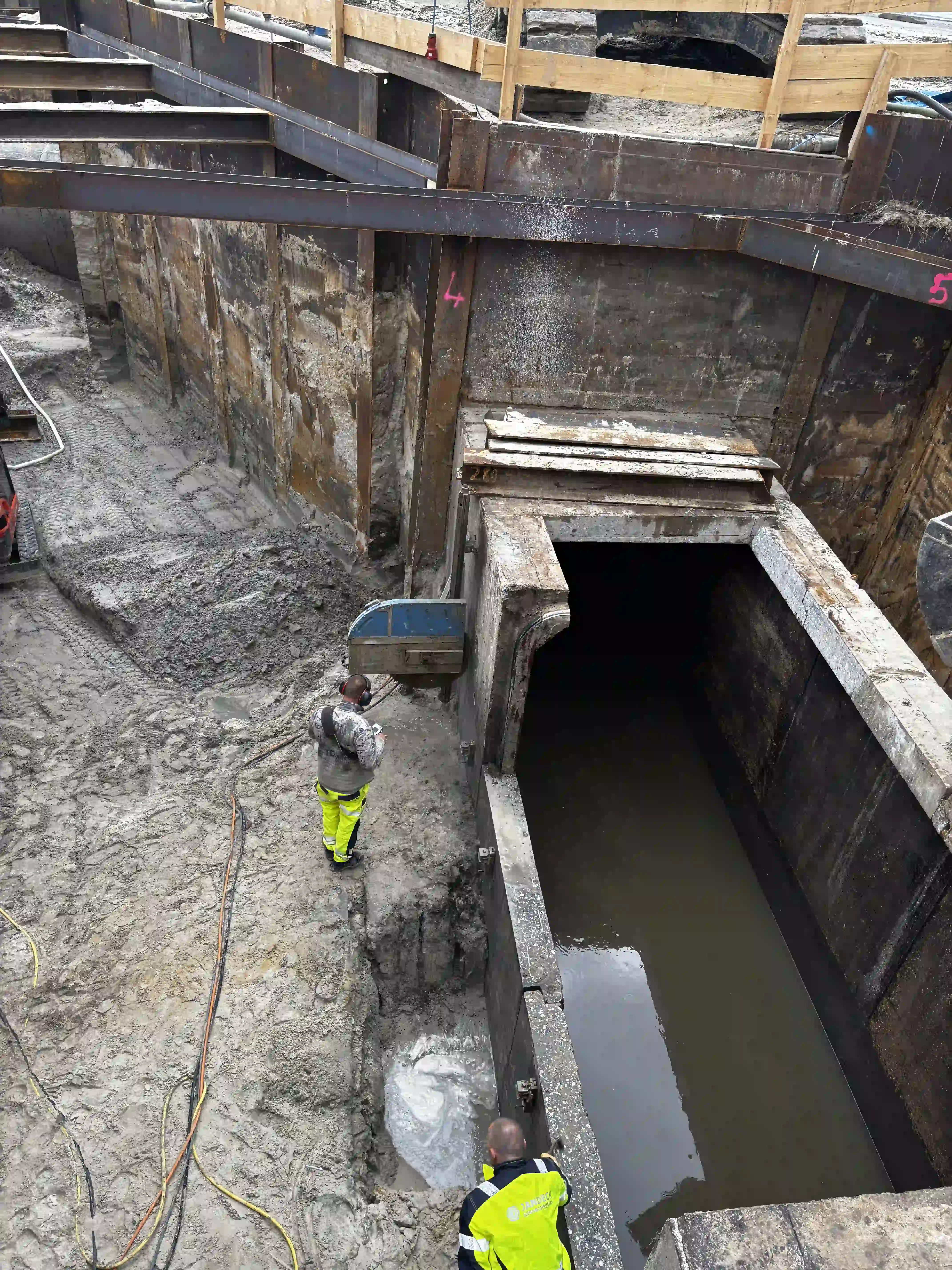 Wandsägen am Abwasserkanal – Übersicht Baustelle